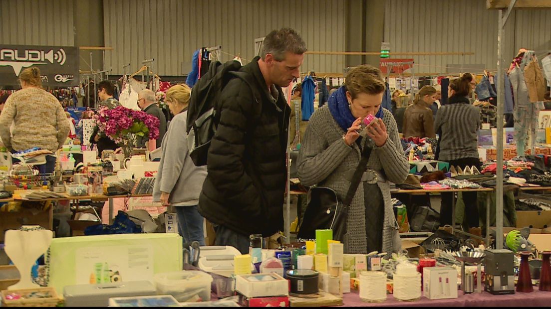 Snuffelen tussen kerstballen en trouwjurken