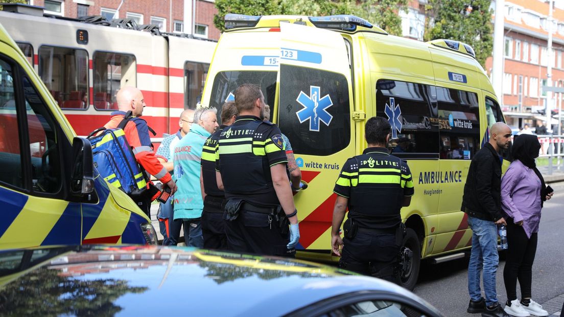 112-nieuws | Voetganger aangereden door tram - Loods uitgebrand in Rijnsaterwoude - Omroep West