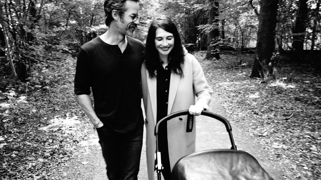 Carice van Houten en Guy Pearce met baby in Amelisweerd - UStad