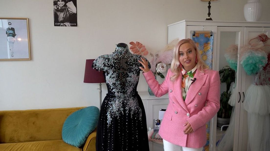 Rosalie met de jurk die zij voor Linda Hakeboom ontwierp.
