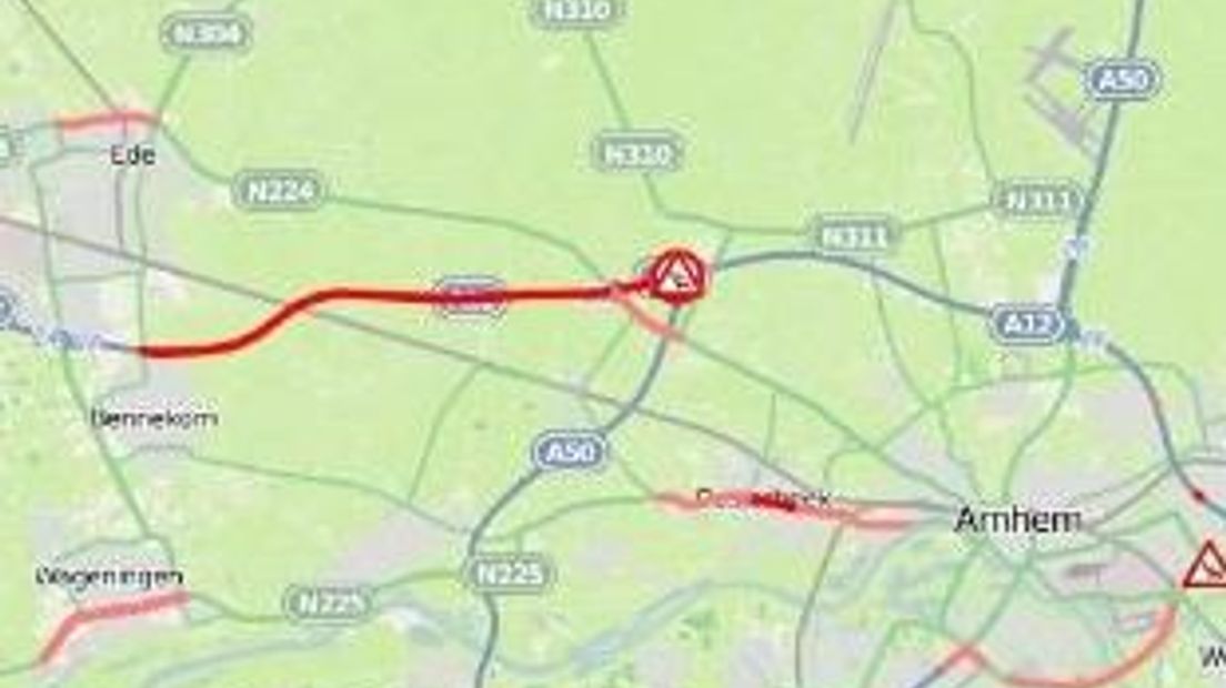 De snelweg A12 tussen Ede en Arnhem is geruime tijd dicht geweest bij knooppunt Grijsoord na een ongeluk.