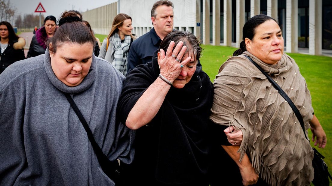 Nabestaanden van Mitch Henriquez verlaten de rechtbank uit onvrede over het verloop van de rechtszaak.
