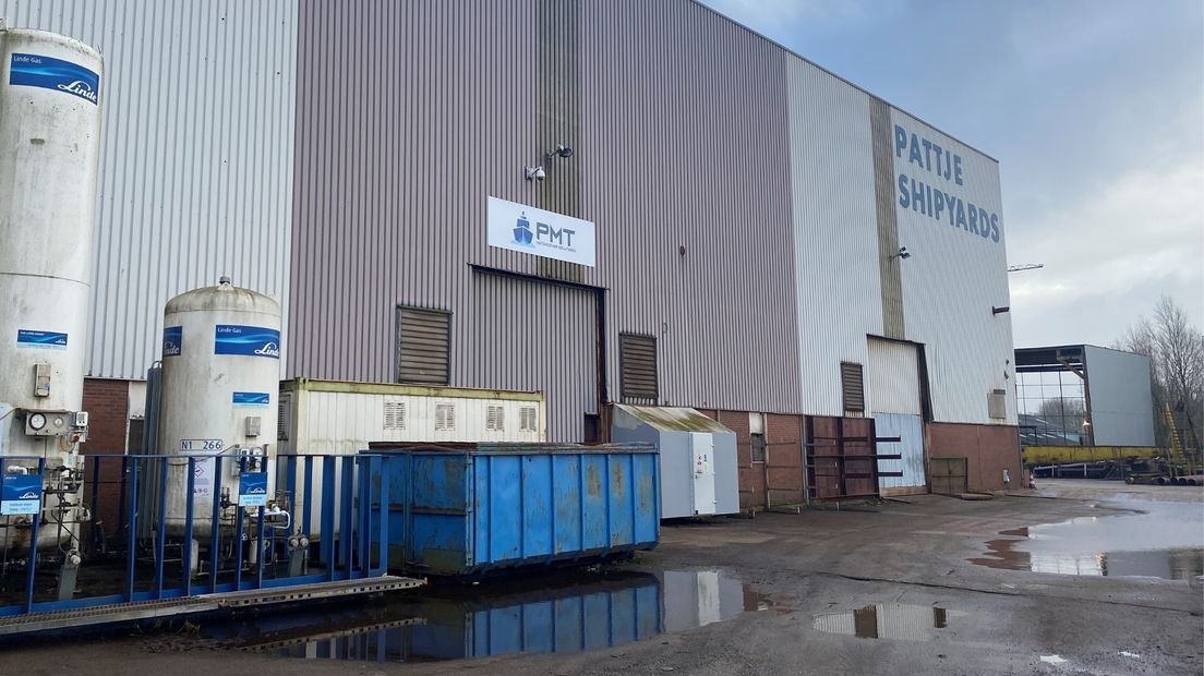De naam van PMT Hatchcover Solutions prijkt al op een loods in Waterhuizen