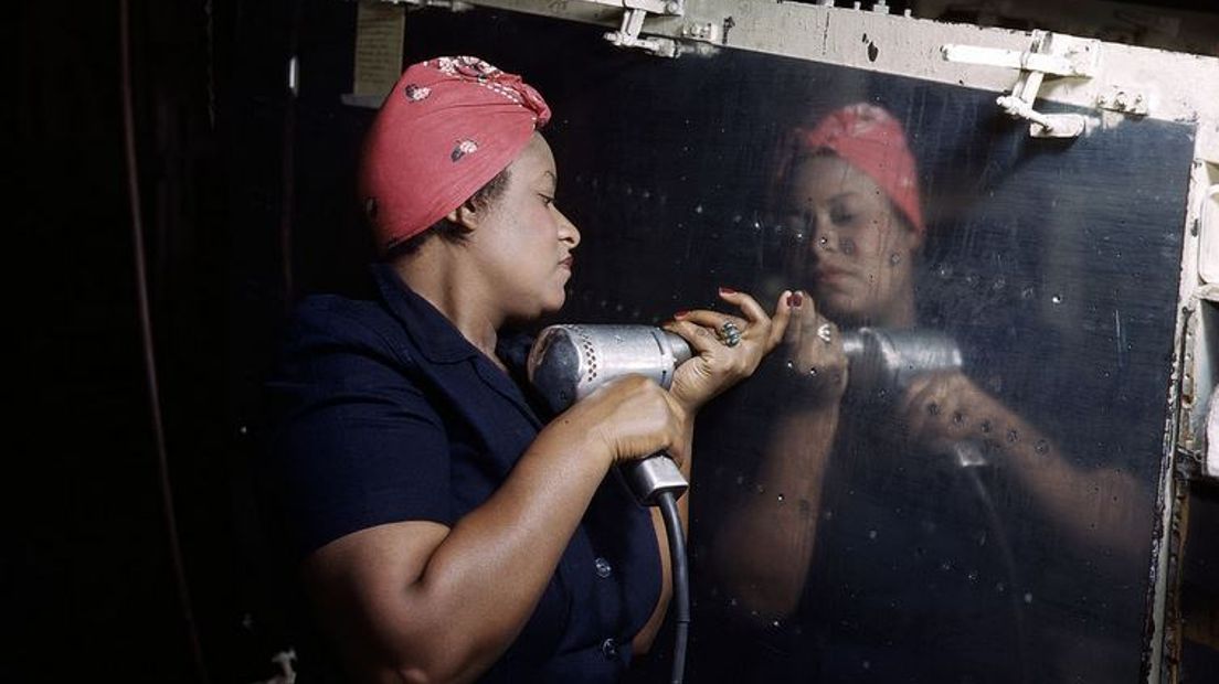 Het Nationaal Bevrijdingsmuseum in Groesbeek opent zaterdag de expositie 'Rosie the Riveter'. Deze tentoonstelling vertelt het verhaal van de miljoenen Amerikaanse vrouwen die tijdens de Tweede Wereldoorlog in fabrieken gingen werken om oorlogsmateriaal te maken.