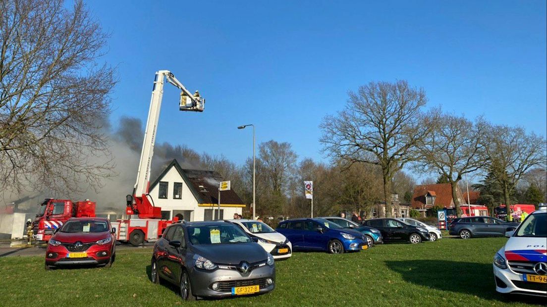 Verschillende auto's gered bij brand in showroom