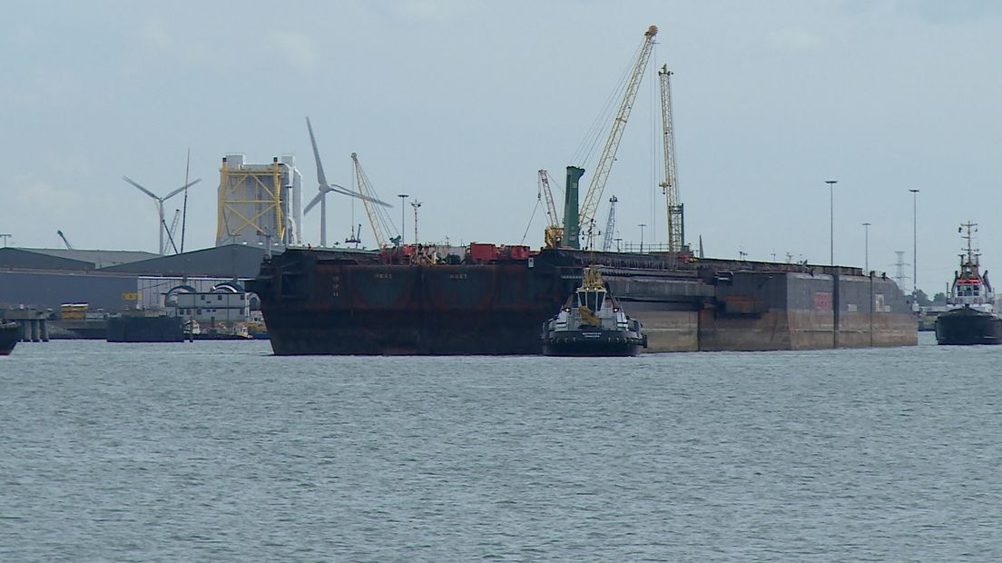 Achteruit inparkeren met grootste ponton ter wereld