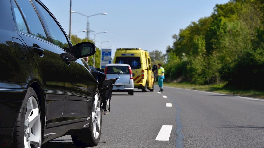 Vrouw gewond bij botsing tussen twee auto's in Almelo