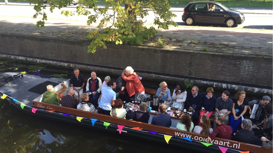 Paul van Vliet viert tachtigste verjaardag in boot op zonnige Haagse