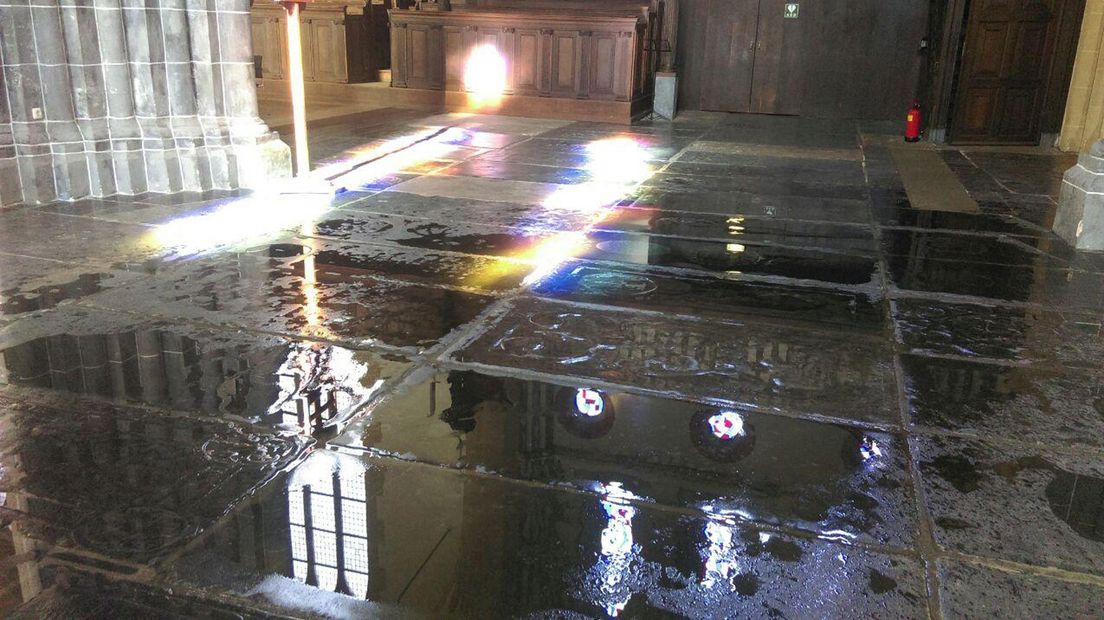 De natte vloer van de Martinikerk.