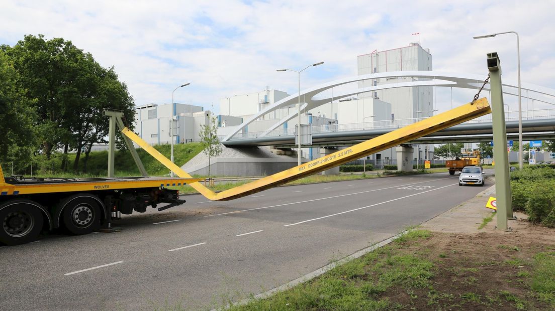 De hoogtebalk werd omver gereden