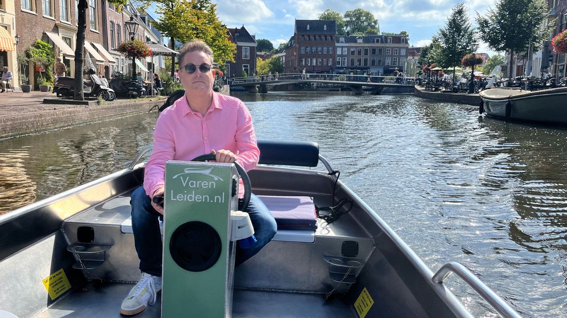 Marcel Kolder in een elektrische boot