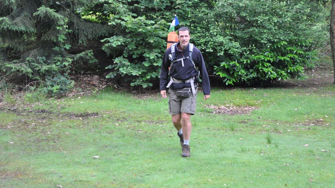 De 48-jarige Chris Slappendel is bezig met een bijzondere uitdaging: in 100 dagen loopt hij 2000 kilometer door Nederland. Waarom? Om geld op te halen voor de bescherming van wilde dieren. Vandaag doorkruist de natuurfanaat Gelderland.