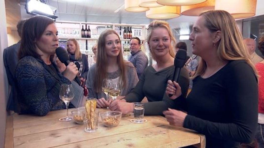 Docente verpleegkunde Cindy Nas van het Graafschap College in Doetinchem organiseert een reisje voor Achterhoekse ouderen naar een luxe vakantievilla in Spanje. Ze neemt een aantal studenten verpleegkunde mee om de ouderen te helpen.