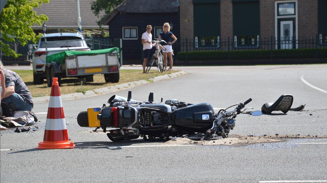 Motorrijdster met spoed naar ziekenhuis gebracht