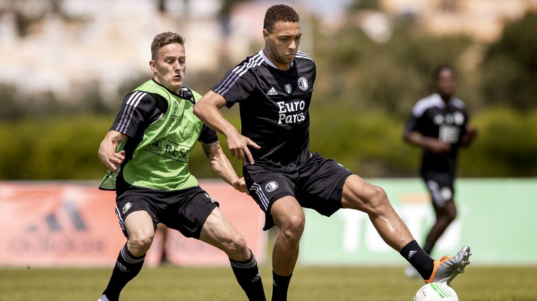 Jens Toornstra (l) op het trainingskamp in duel met Conference League-held Cyriel Dessers