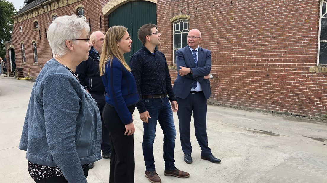 Minister Carola Schouten bezoekt de boerderij van Koos Meeuwes