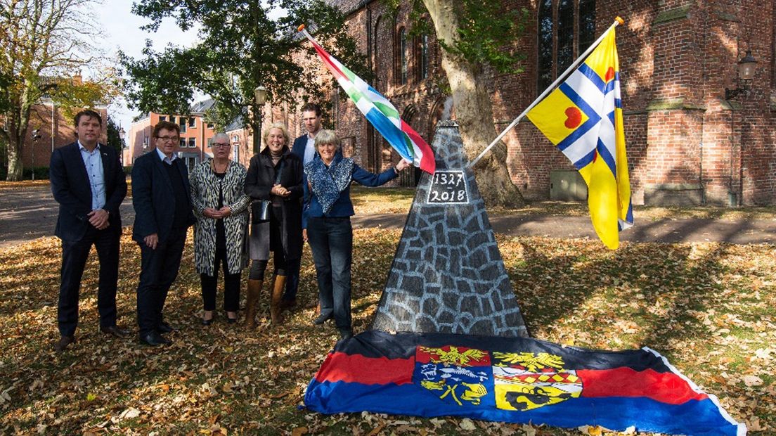 Onder meer Damster-wethouder Annalies Usmany was bij de onthulling aanwezig