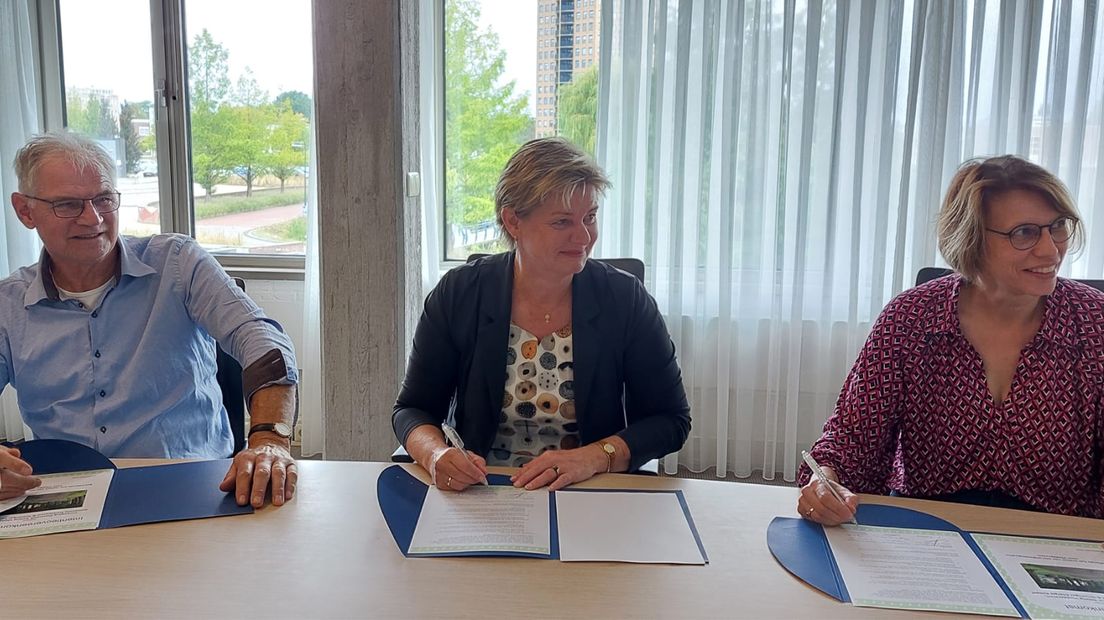 Ondertekening van de intentieverklaring door Jan Dost (Plaatselijk Belang Vledderveen), wethouder Ingrid Sterenborg en Jantine Koppert (Groninger Energiekoepel)