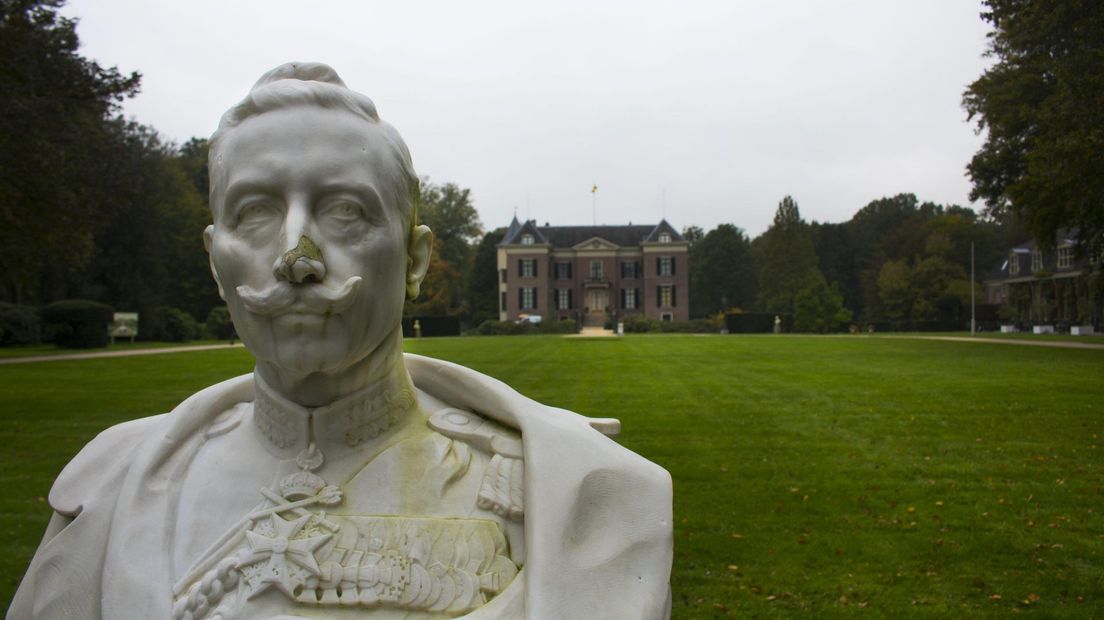 Standbeeld van Wilhelm II met op de achtergrond Huis Doorn