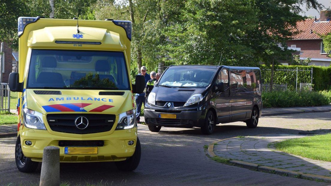 Op de Reddingiusweg in Hoogkerk is zaterdag een kind aangereden door een personenbusje.