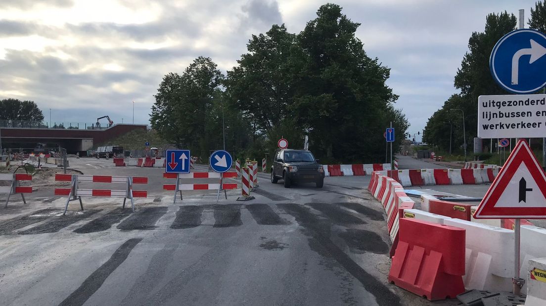 Een auto rijdt tegen de richting in op de Brailleweg in Stad