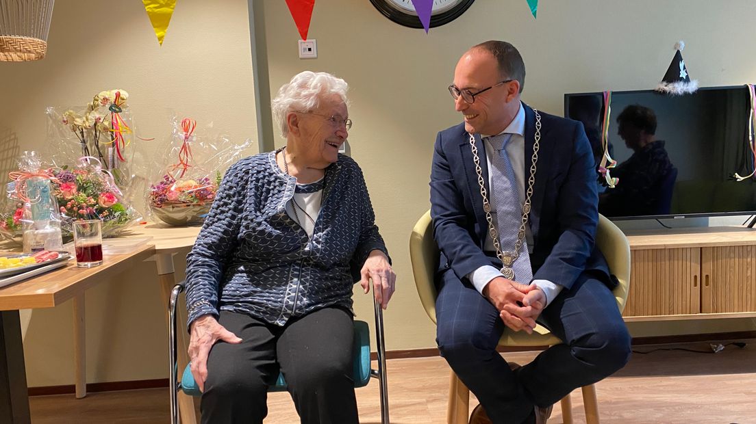Burgemeester Anno Wietze Hiemstra feliciteert mevrouw van der Horn-Stulp met haar verjaardag.