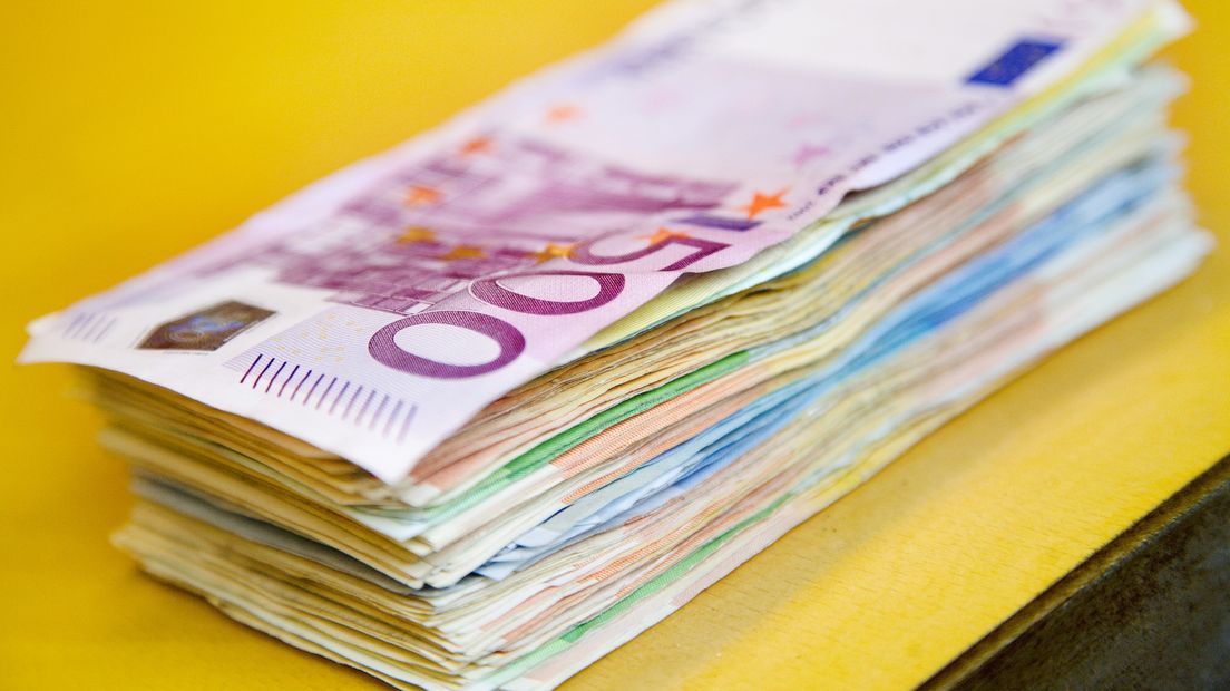 Een stapel bankbiljetten, met bovenop 500 euro