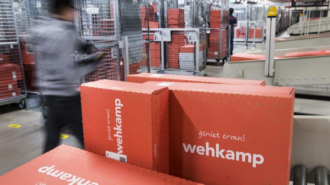 Verzenden van orders in het distributiecentrum van Wehkamp.