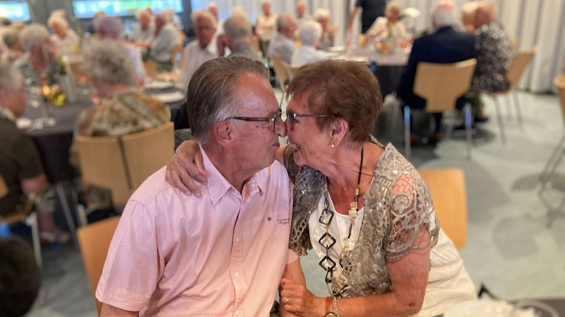 Zelfs na 60 jaar huwelijk is de verliefdheid er nog