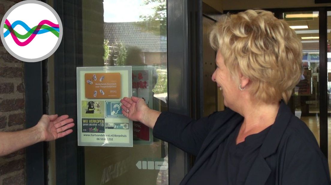 Wethouder van de Scheur onthult het certificaat