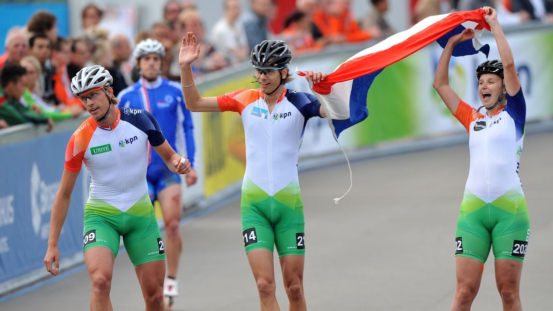 Ronald Mulder (l) en Bianca Roosenboom (r) met Mark Horsten
