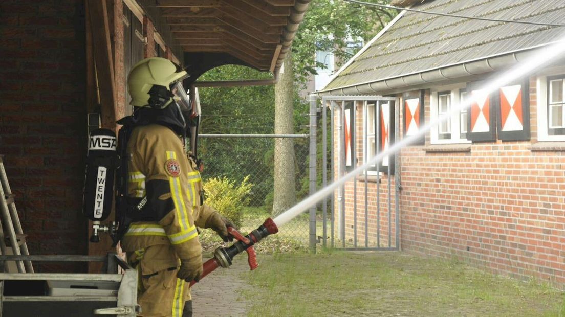 Woonboerderij met rieten kap in brand in Rijssen