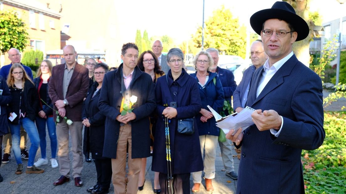 Rabbijn Gaillard spreekt het gebed uit