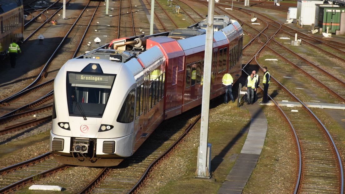 De ontspoorde trein op het hoofdstation van Groningen.
