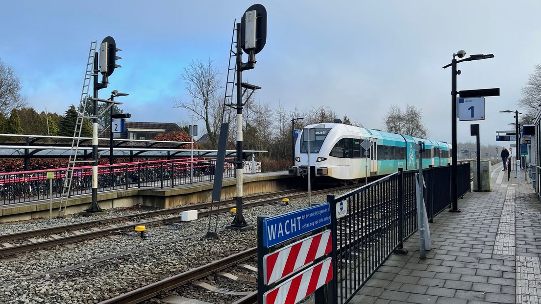 Een trein op het station in Zuidhorn