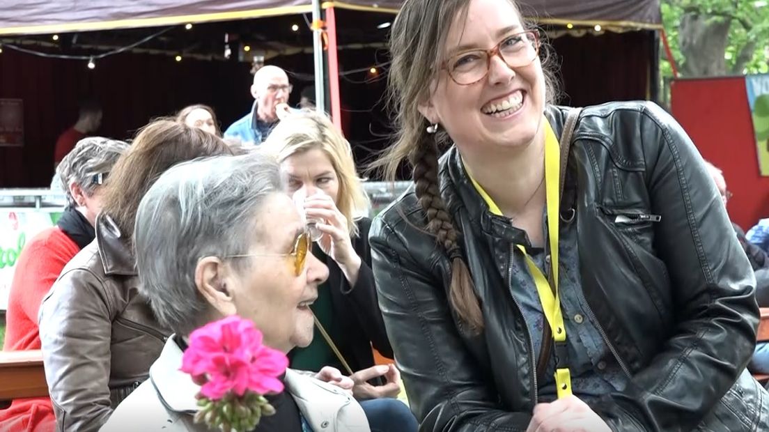 'Ik ben heel erg blij dat je mij komt halen, want ik heb hele slechte ogen. Ik mag niet alleen weg, maar ik heb ook geen zin om de hele dag thuis te blijven', vertelt de 92-jarige mevrouw Elbers. Ze heeft de jas al aan en is er helemaal klaar voor om met Anneke Wigman mee te gaan naar de dag van het Levenslied in Nijmegen.