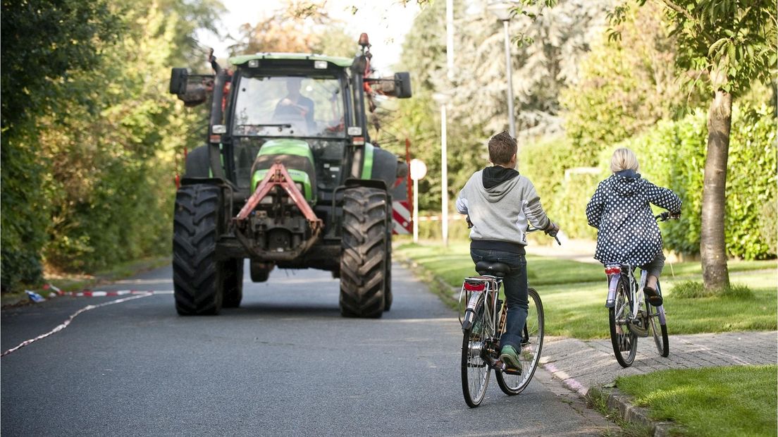 Leerlingen krijgen les in omgaan met grote voertuigen