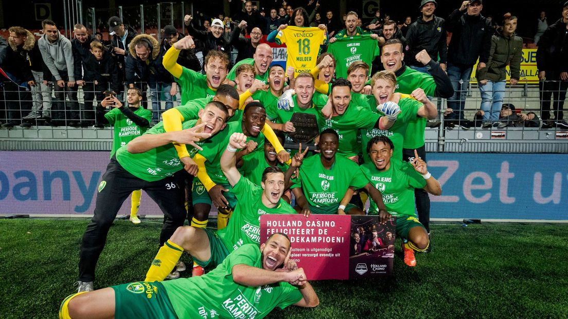 De spelers van ADO Den Haag-vieren het behalen van 'de titel' met de supporters