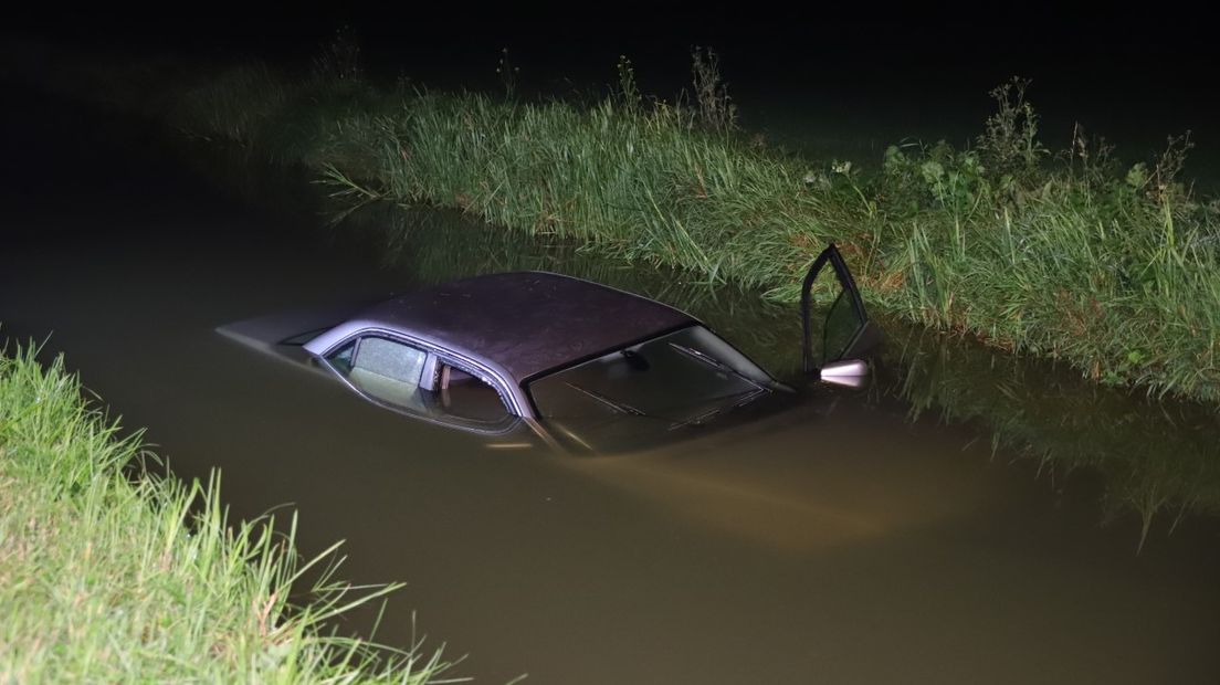 Auto in sloot