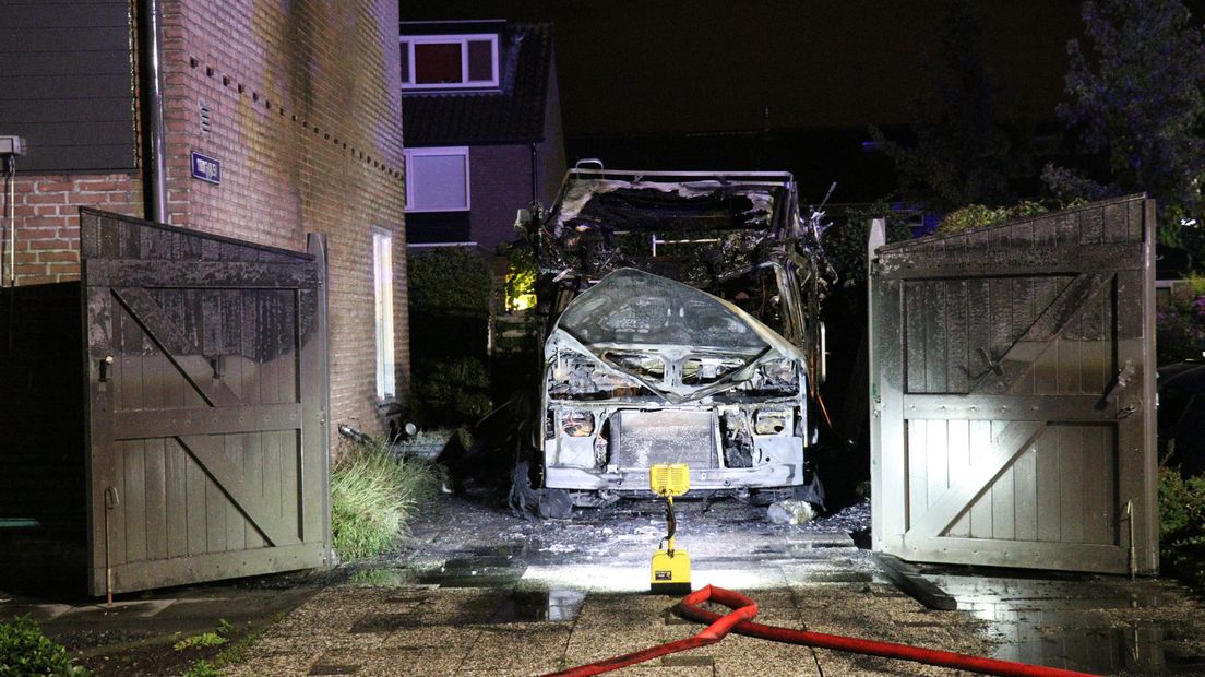 De camper is volledig uitgebrand