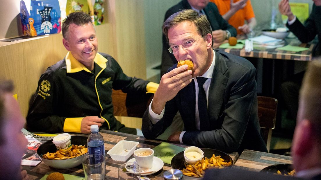 Premier Rutte eet een eierbal.