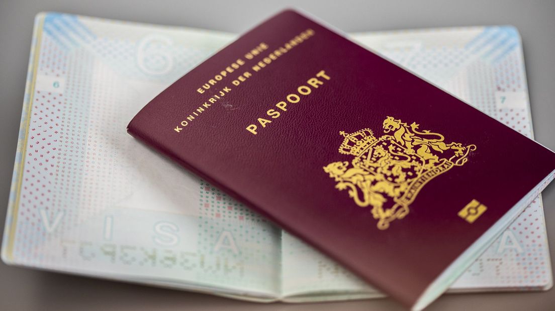Twee Haagse ambtenaren worden verdacht van het vervalsen van paspoorten