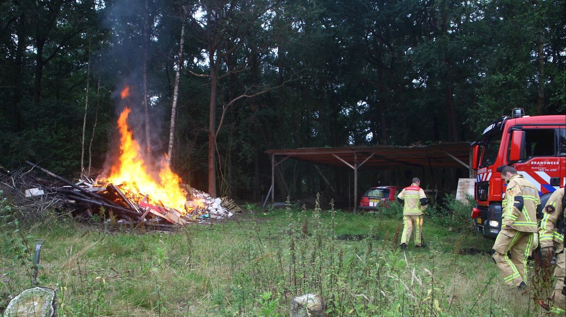 Brandweer blust illegale afvalbrand naast bosperceel