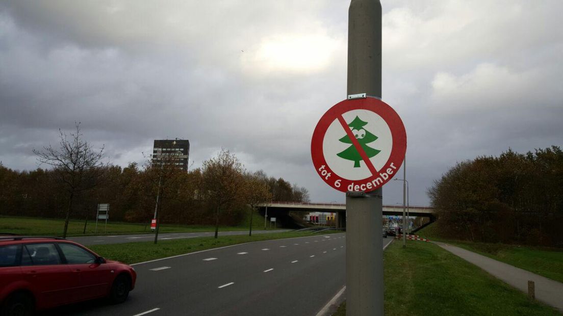 Verkeersbord tegen kerst (Rechten: RTV Drenthe/ Nico Swart)