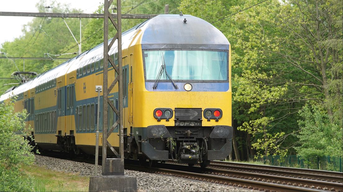 Trein botst op boom op het spoor bij Deventer
