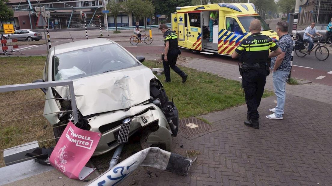 Auto ramt lantaarnpaal in Zwolle