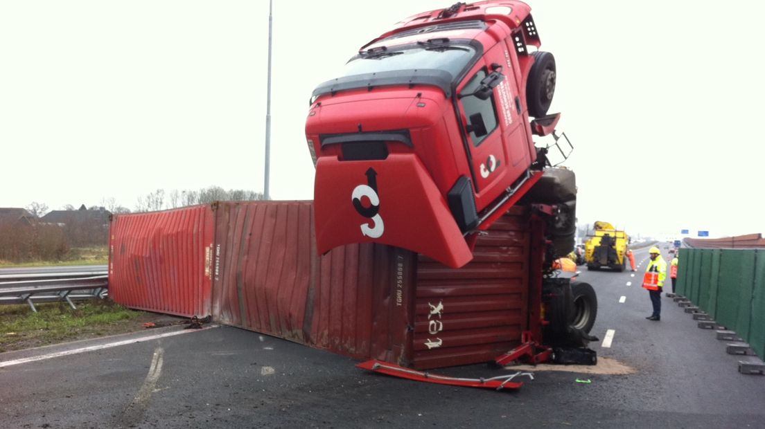 Beesd: Gekantelde Vrachtwagen Op A2 - Omroep Gelderland