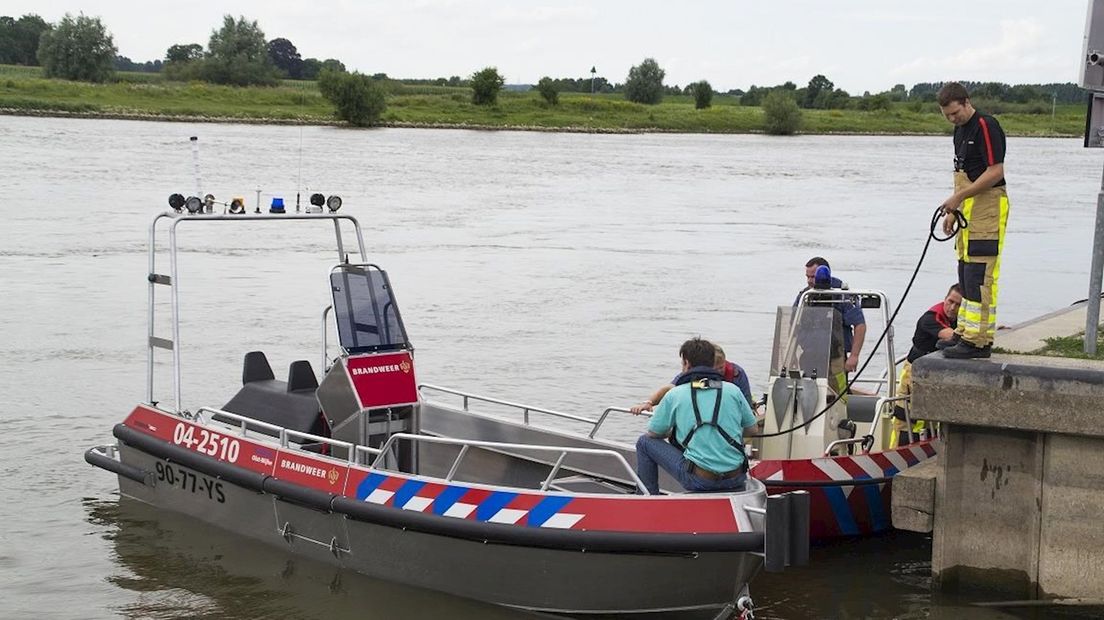 Brandweerboot in problemen op de IJssel