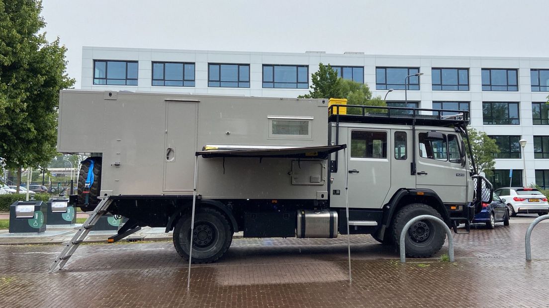 De brandweerwagen is in een neutrale kleur gespoten