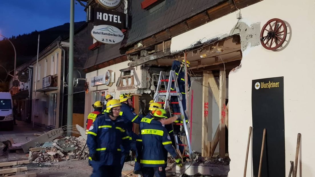 Duitse brandweerlieden zijn ook 's avonds bezig bij het hotel waar na het ongeluk instortingsgevaar is